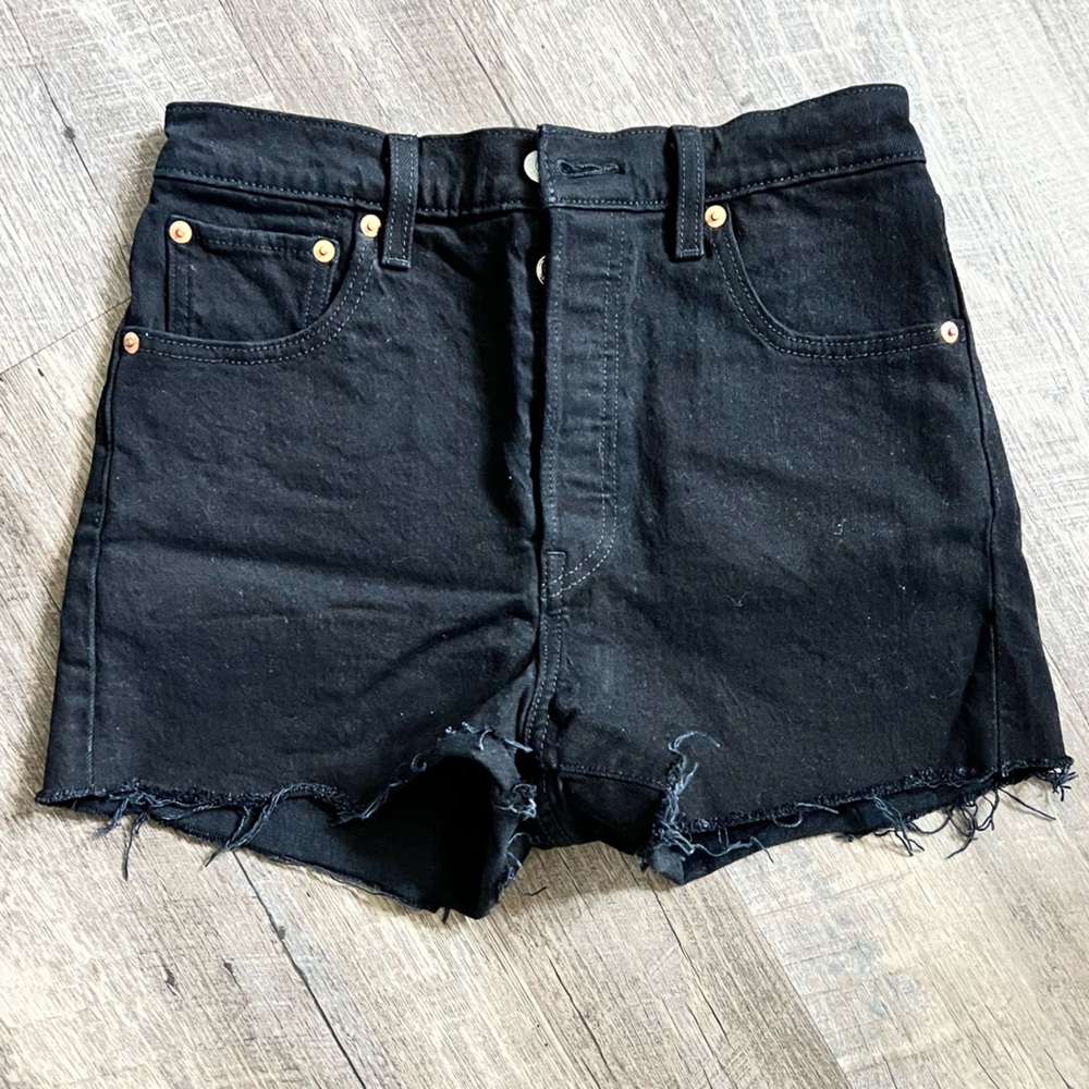 LEVIS ribcage shorts.